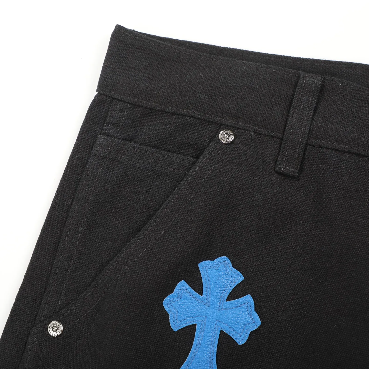 P280 𝐂𝐡𝐫𝐨𝐦𝐞 𝐇𝐞𝐚𝐫𝐭 Kroxin 25SS workwear logging Klein blue leather patchwork limited edition jeans. Kroxin’s pants are particularly outstanding in color design and stand out among similar products. It is made of beaded canvas fabric. After a complicated and delicate washing process, it feels very good when worn on the body and looks high-end and charming. The pants are three-dimensionally cut, with a crisp and stylish shape, smooth lines, and a high level of design. The hardware accessories on the pants are specially customized according to ZP standards. The beaded canvas fabric is originally thick, but after washing it becomes soft and breathable. The small leather label on the pants is specially designed, revealing unique creativity in a simple style. The production process is very exquisite, every stitching is neat and regular, and the details are handled particularly well, showing high quality. Moreover, these pants have a genderless design and can be easily worn by both boys and girls. They are perfectly in line with the current diverse and inclusive fashion trend and look good no matter how you wear them.  Size: S M L XL XXL (28.30.32.34.36) Color: Black